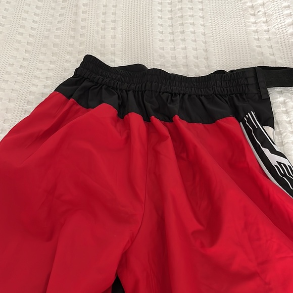 Great women’s wind pants the go-to for campus or out of the trail. Relaxed fit. - Picture 6 of 8